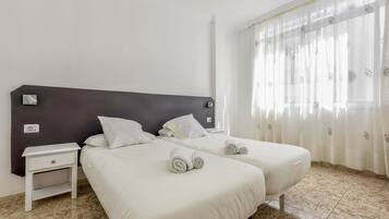 1 habitación, tabla de planchar con plancha, wifi gratis y ropa de cama