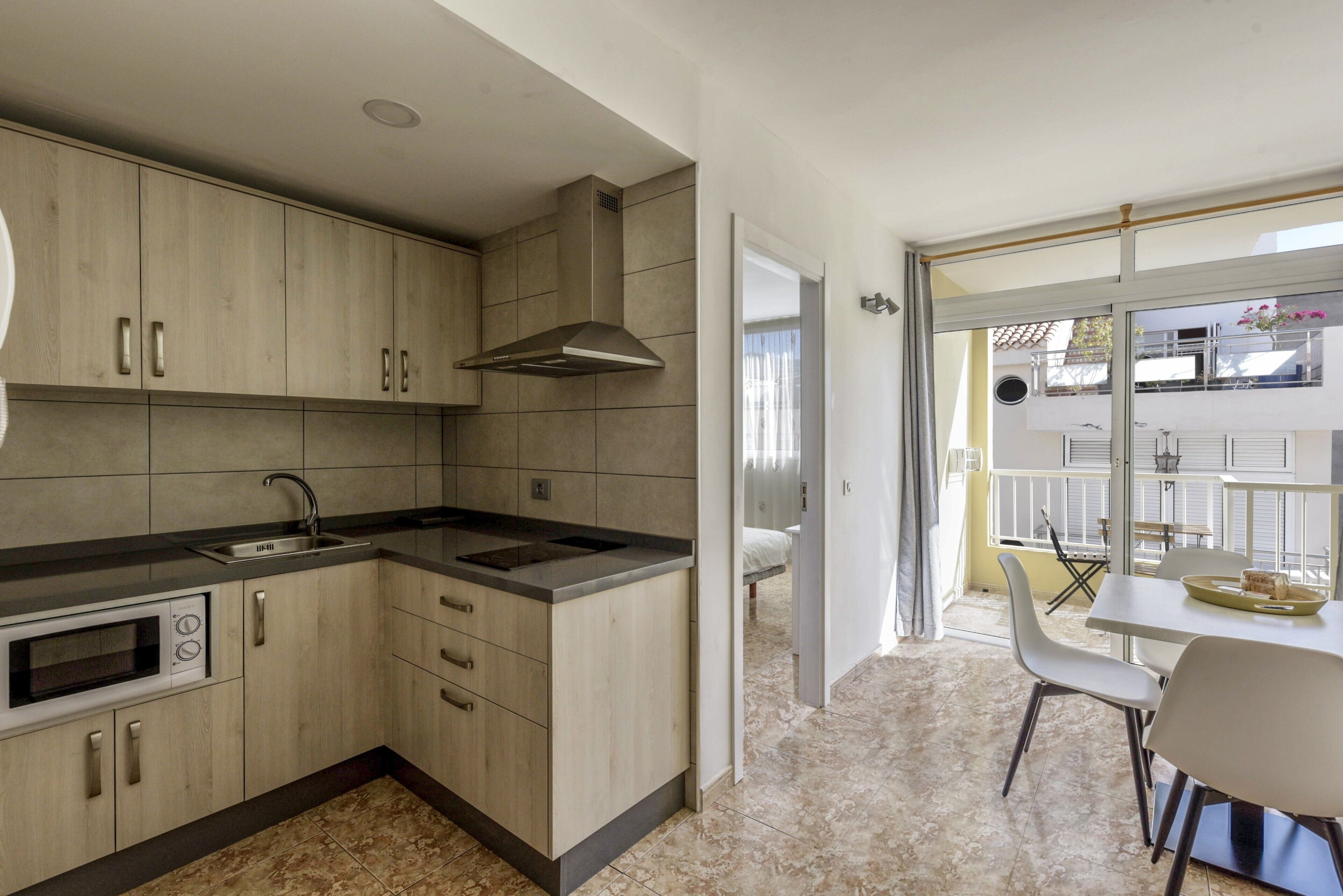 Frigorífico, microondas, placa de cocina y cafetera o tetera
