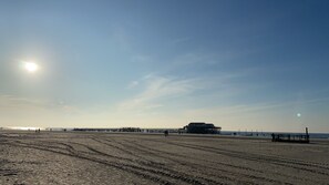 Ubicación cercana a la playa y tumbonas