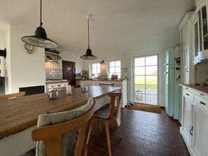 ثلاجة، ميكروويف، فرن، موقد طهي مسطح