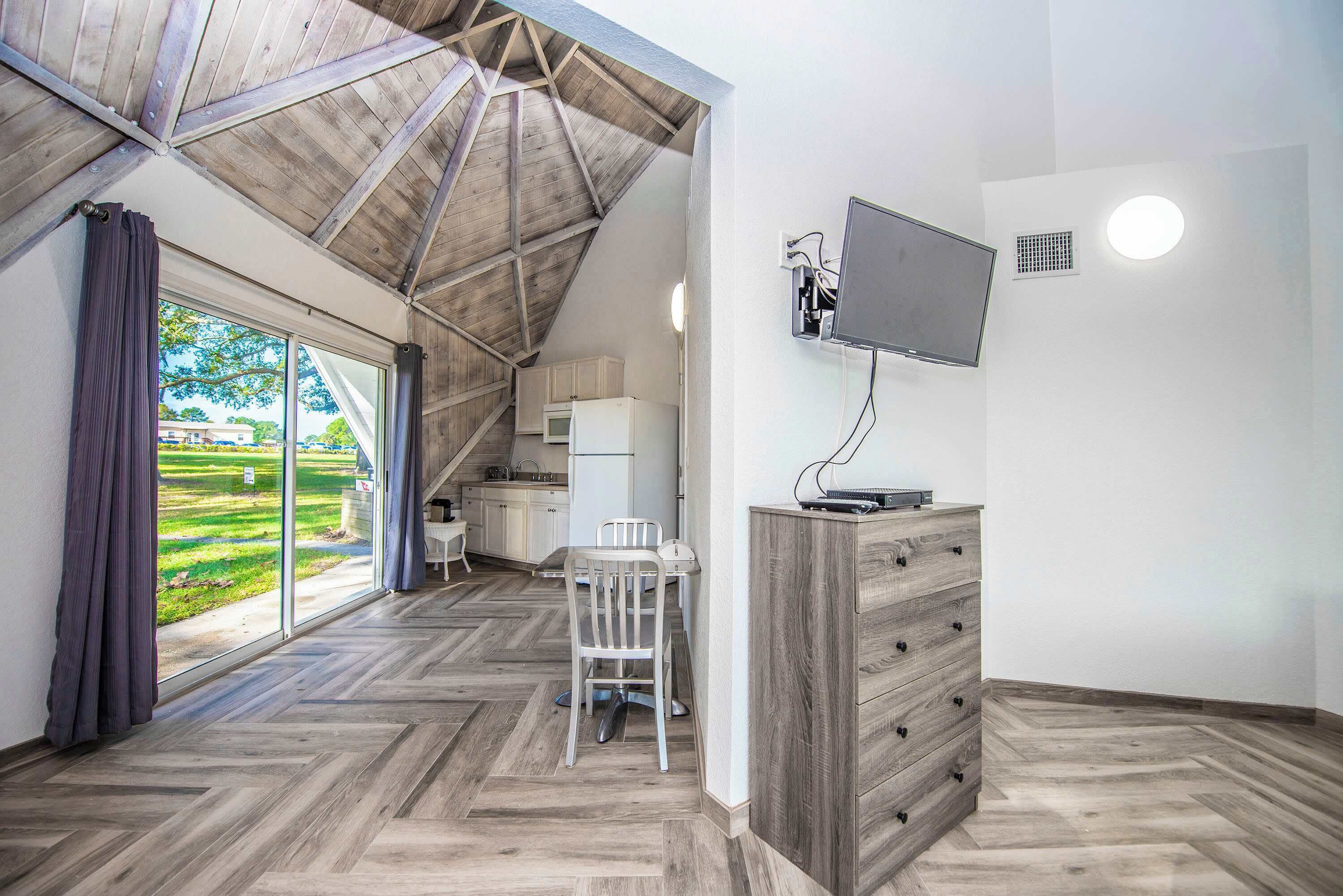 Kühlschrank, Mikrowelle, Herdplatte, Geschirrspüler