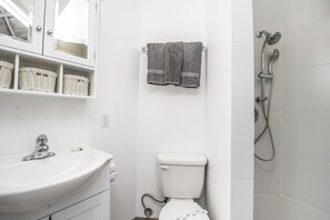 Dusch, hårtork och handdukar