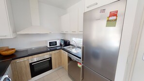 Een koelkast, een microgolfoven, een oven, een vaatwasser