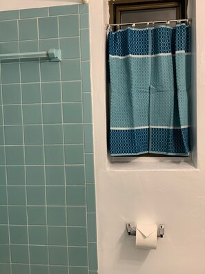 Chuveiro/banheira combinados, toalhas de banho, sabonete, shampoo