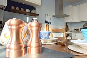 Apartment, 1 Double Bed with Sofa bed | Private kitchen | Full-size fridge, microwave, oven, stovetop - Regent Street apartments (Cambridge)