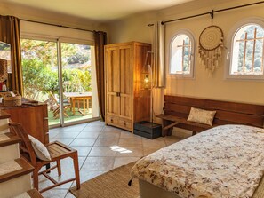 5 bedrooms, iron/ironing board, travel crib, WiFi