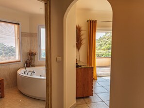 浴槽、ヘアドライヤー、タオル