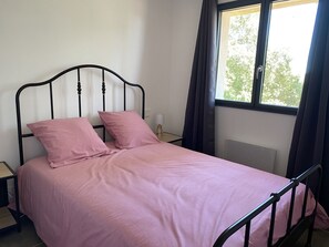 2 bedrooms, iron/ironing board, free WiFi, bed sheets