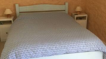 2 bedrooms, desk, iron/ironing board, travel crib