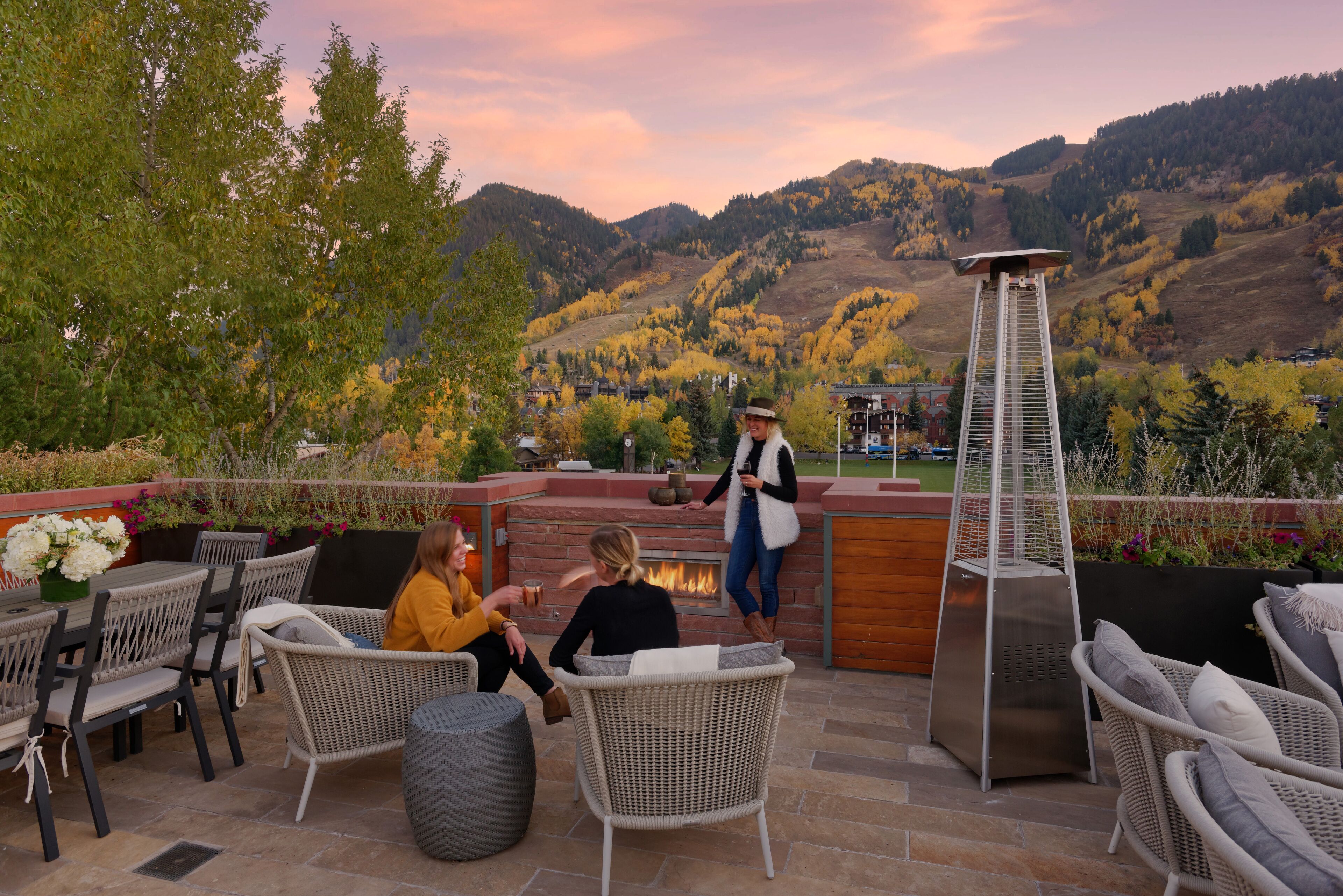 Downtown Penthouse, Private Expansive Rooftop with Hot Tub