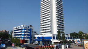 Un grand hôtel doté de nombreux balcons, une façade bleue et blanche et une enseigne indiquant la présence d’un casino.