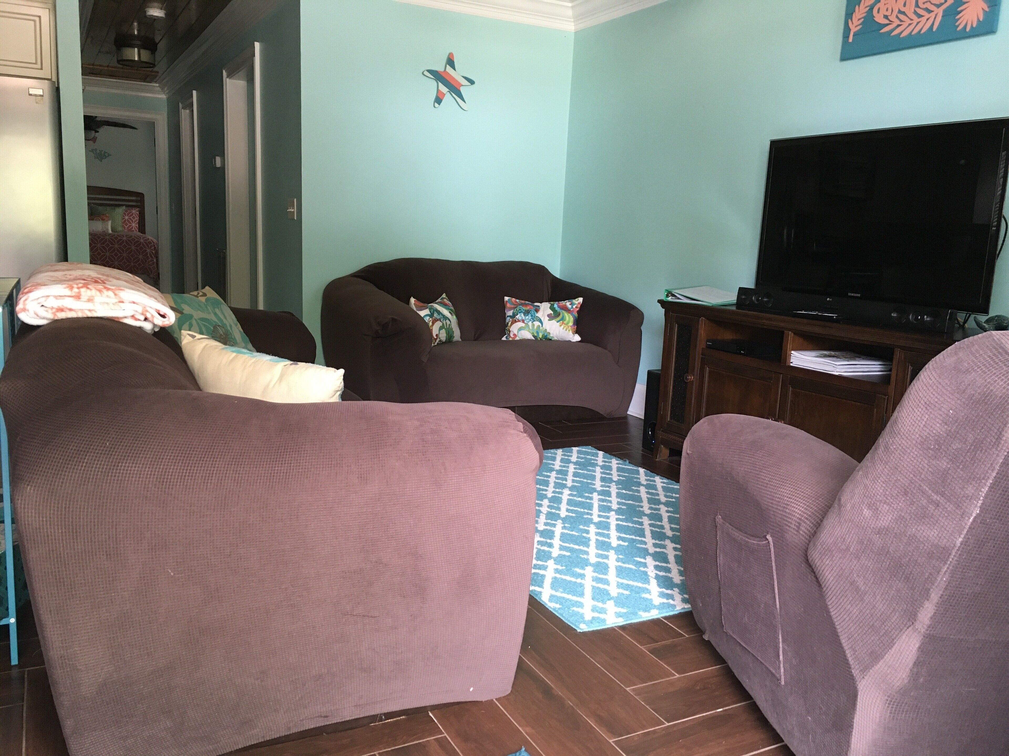 A Boat Marina and An18-Hole Golf Course with Restaurant are nearby.