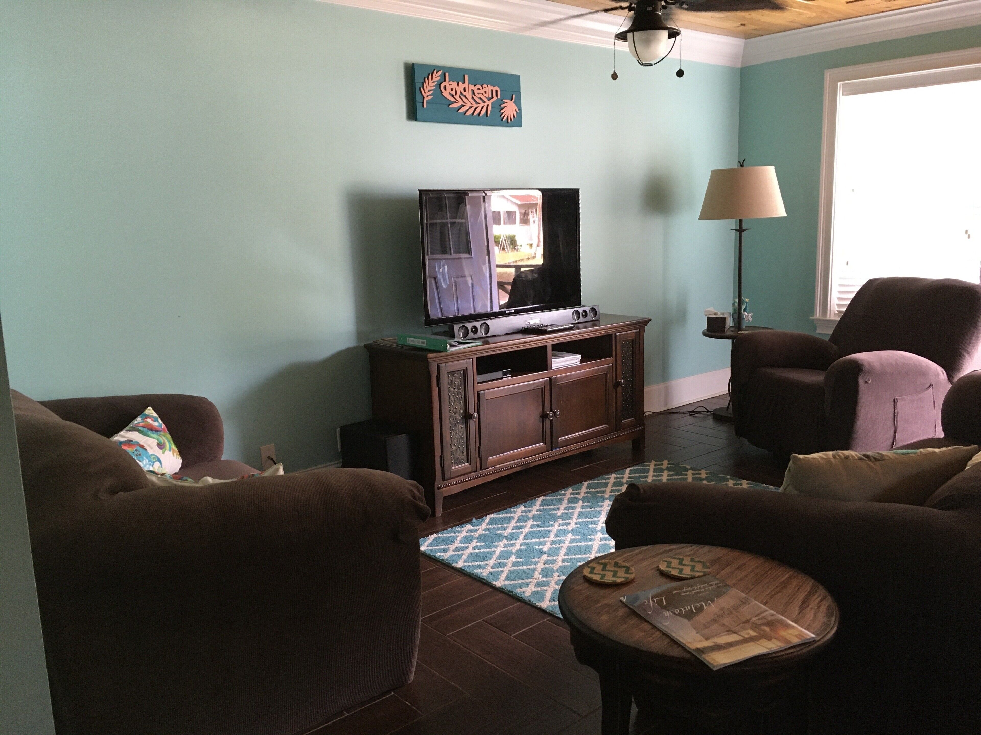 A Boat Marina and An18-Hole Golf Course with Restaurant are nearby.