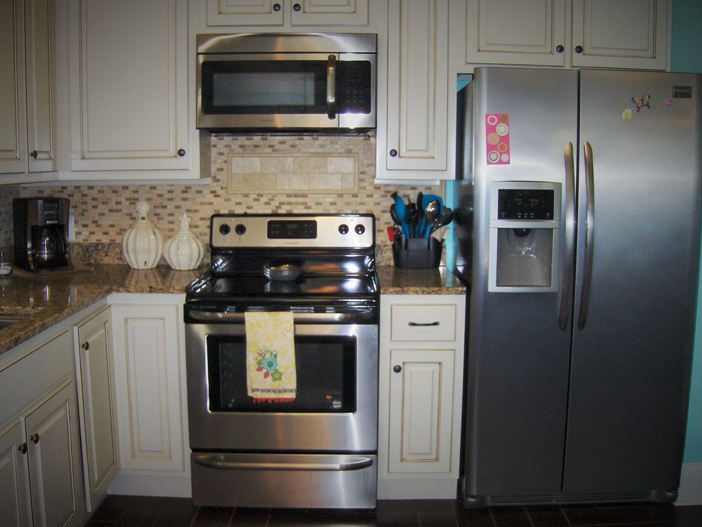 A Boat Marina and An18-Hole Golf Course with Restaurant are nearby.