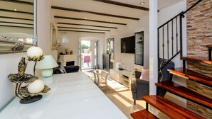 Nhà (Two Bedroom Holiday Home) | Phòng khách