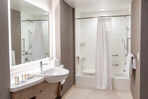 Bruser, designertoiletartikler, hårtørrer, håndklæder