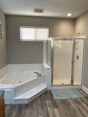 Hårføner, håndklær, såpe og toalettpapir