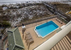 A rooftop pool with a view of the beach, surrounded by a fence and a wooden deck. - Blue Dolphin 403 Penthouse (Fort Walton Beach)