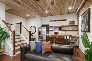 Unclassified image, 3 of 16, button