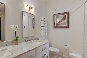 Douche, sèche-cheveux, serviettes fournies, savon
