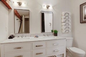 Douche, sèche-cheveux, serviettes fournies, savon