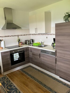 Jääkaappi, uuni, liesi, astianpesukone