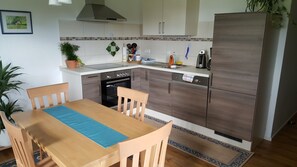 Jääkaappi, uuni, liesi, astianpesukone