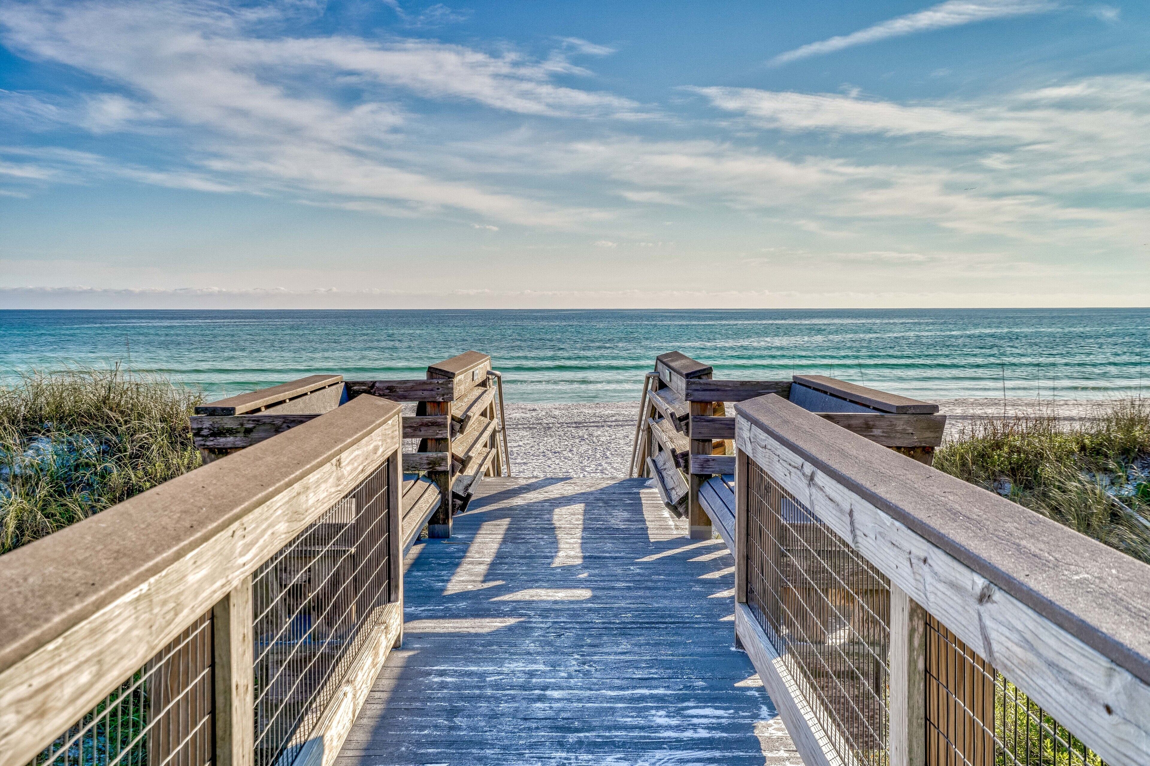 بالقرب من الشاطئ، كراسي للتشمس، مناشف للشاطئ