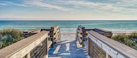 Vlak bij het strand, ligstoelen, strandlakens