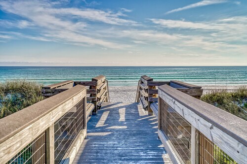 Sandy Toes Gated Community*Pool*Gym*Beach Svc!