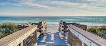 Sandy Toes Gated Community*Pool*Gym*Beach Svc!