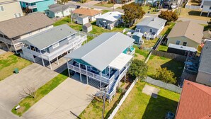 Un quartier résidentiel avec une maison à deux étages dotée d’un porche abrité et d’un garage.