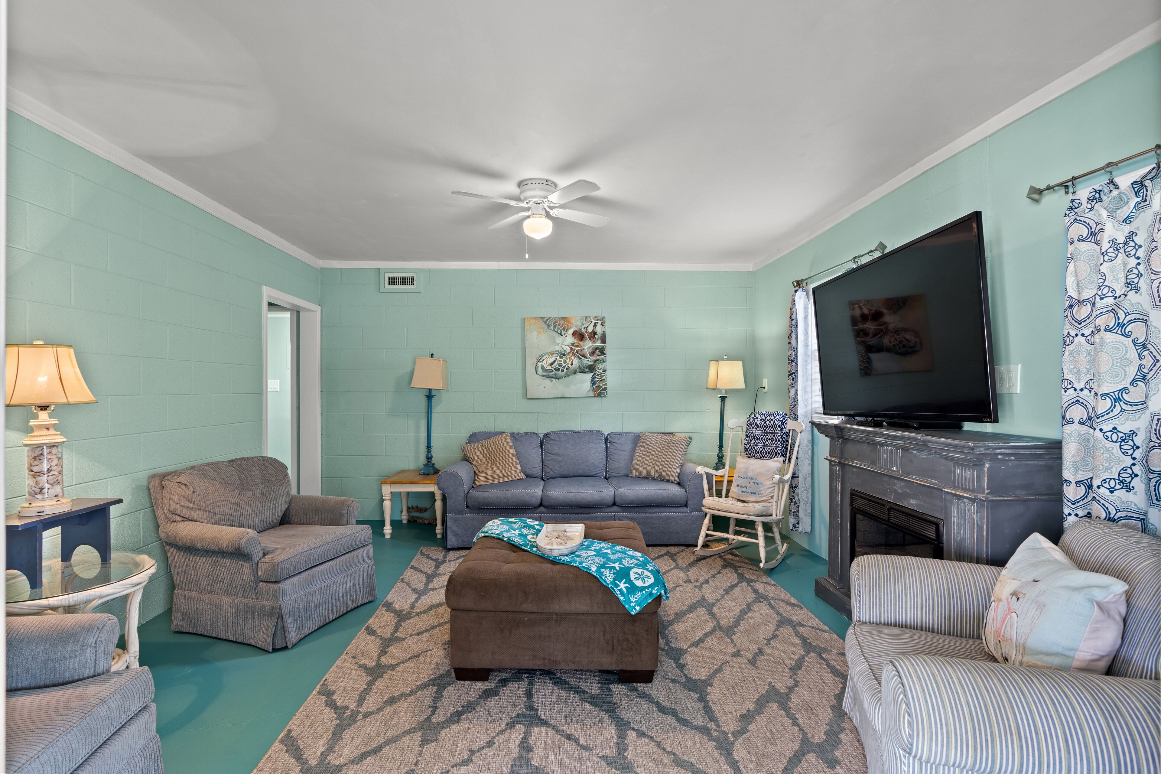 Pet Friendly Beach House, Short Walk To Beach + FREE DAILY ACTIVITIES!