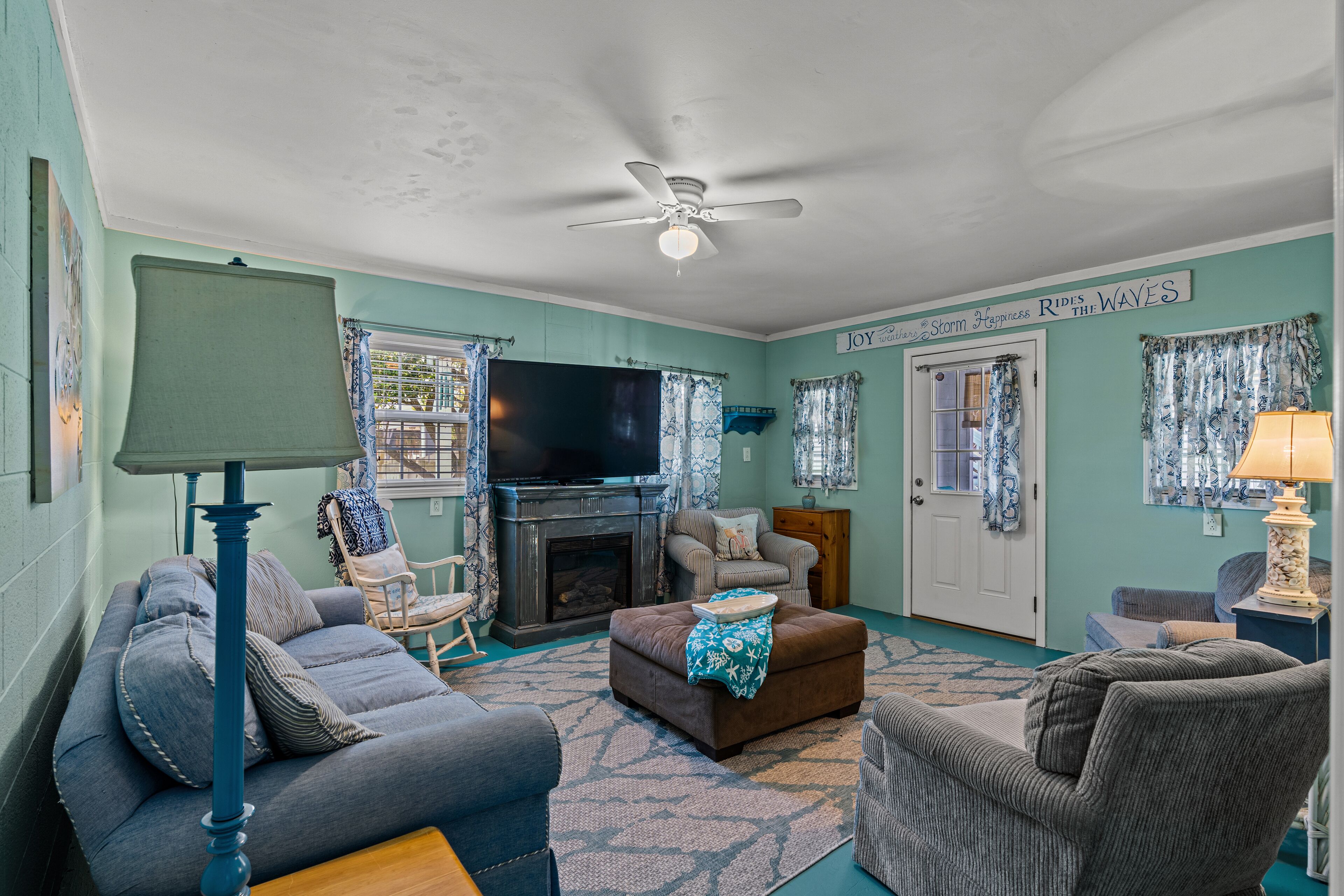 Pet Friendly Beach House, Short Walk To Beach + FREE DAILY ACTIVITIES!