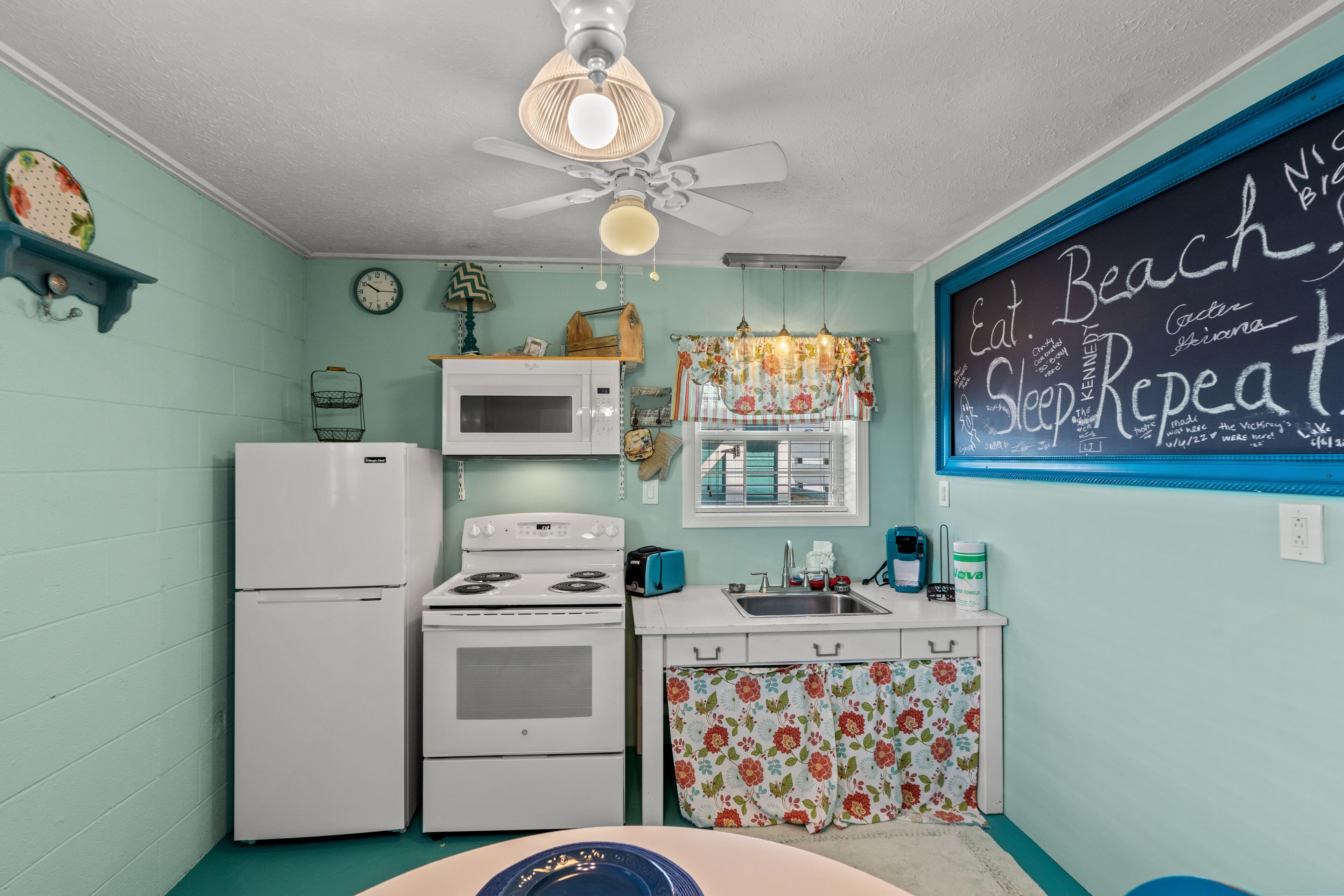 Pet Friendly Beach House, Short Walk To Beach + FREE DAILY ACTIVITIES!