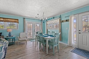 Dining - Pet Friendly Beach House, Short Walk To Beach + Free Attraction Tickets! (North Myrtle Beach)