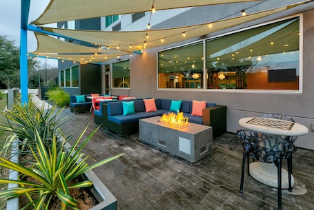 Terrace/patio. Tru By Hilton Austin NW Arboretum, TX