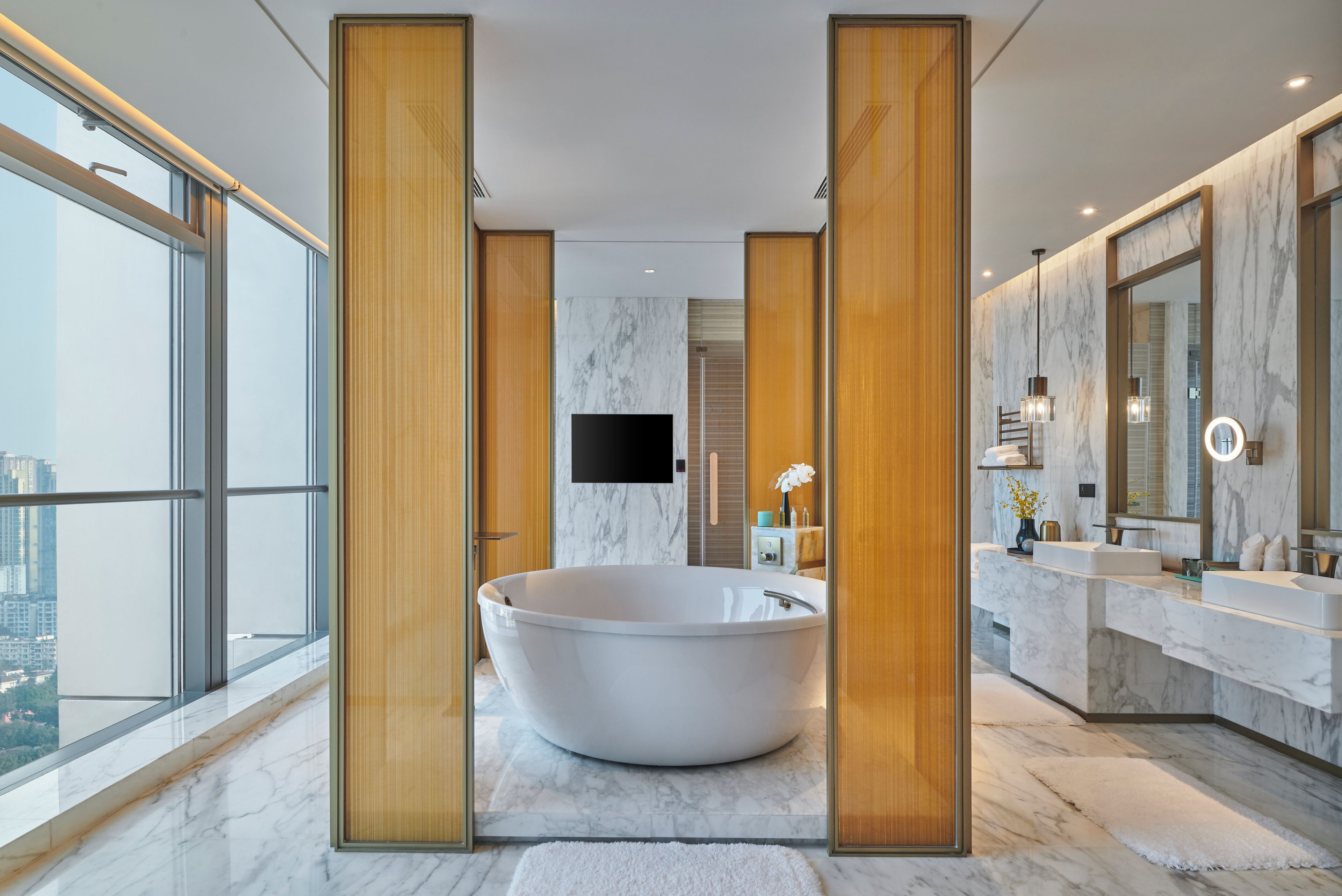 Suite presidencial, 1 llit de matrimoni gran | Bany | Banyera i dutxa independents i capçal de dutxa tipus cascada 
