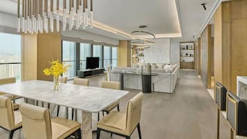 Una cucina moderna con isola centrale, zona pranzo con tavolo in marmo e vista sulla città.