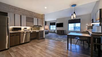 Studio, 1 kingsize bed, toegankelijk voor mindervaliden (Mob/Hearing, Roll-in Shower) | Een bureau, een laptopwerkplek, gratis babybedden, gratis wifi