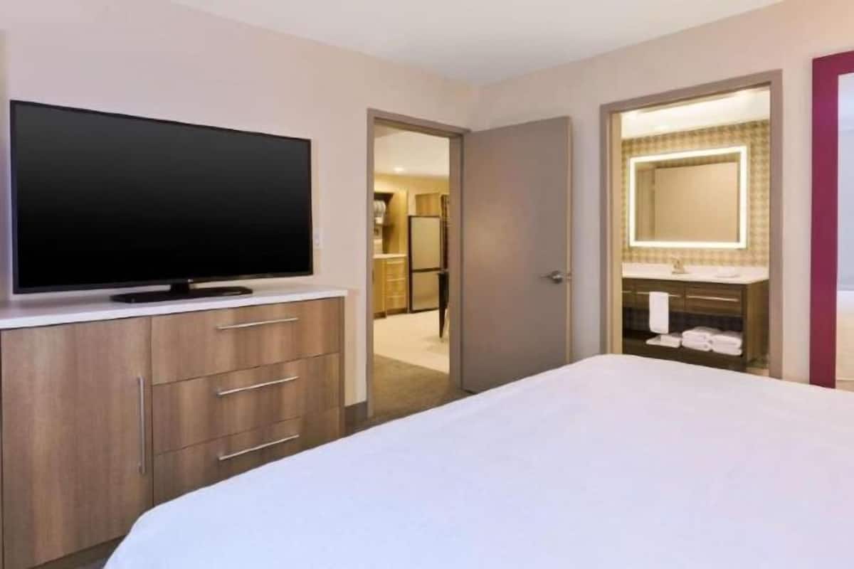 Blackout curtains, iron/ironing board, free cots/infant beds, free WiFi