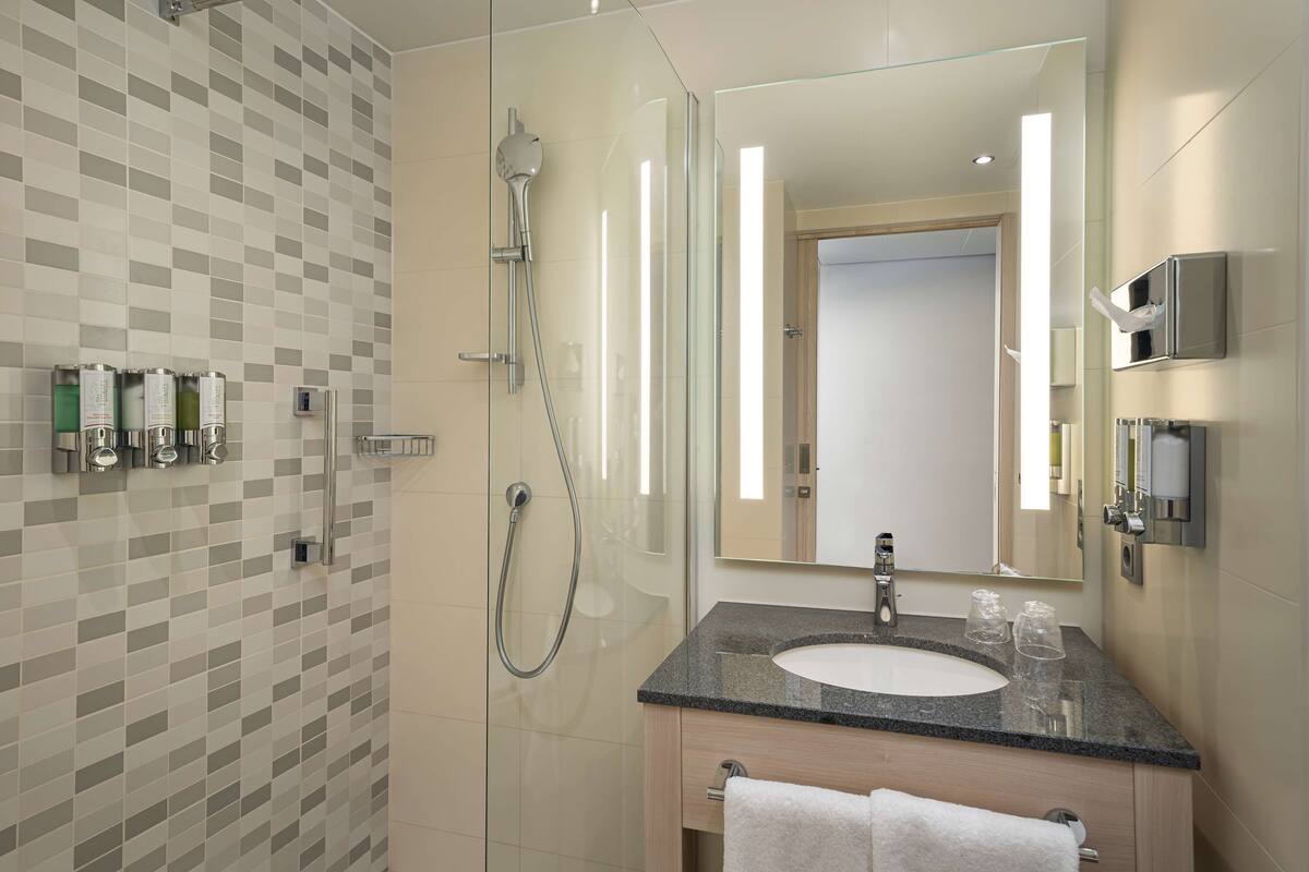 twin room | bathroom shower