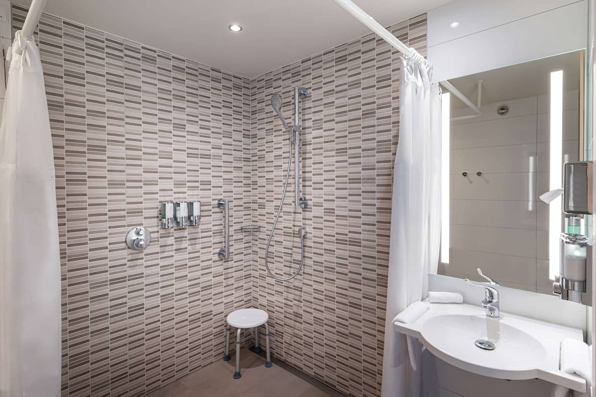 room, 1 double bed, accessible | bathroom shower
