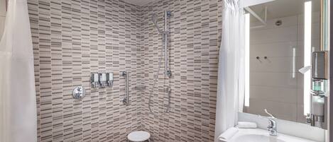Un baño moderno con ducha, inodoro y lavabo.