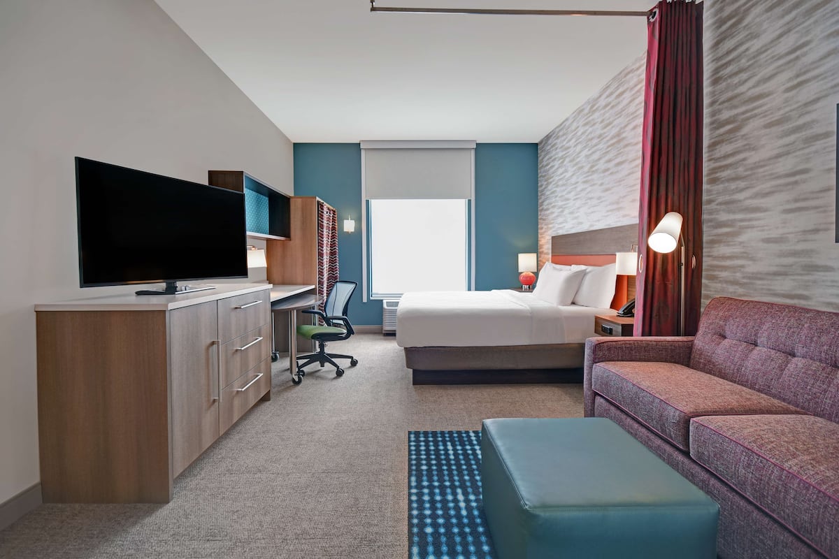 studio suite, 1 king bed, non smoking | blackout curtains, iron/ironing board, wifi, bed sheets