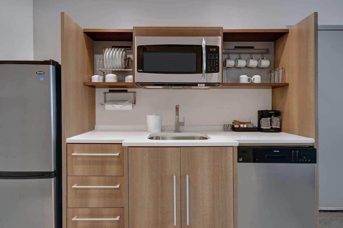 studio suite, 1 king bed, non smoking | private kitchen | coffee/tea maker