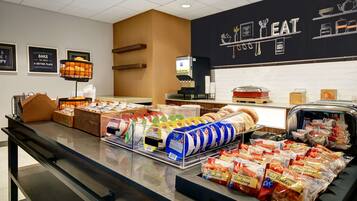Un'area buffet con diversi cibi e una macchina per caffè.