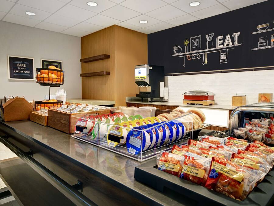 Un'area buffet con diversi cibi e una macchina per caffè.