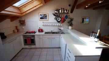 Een koelkast, een microgolfoven, een oven, een kookplaat