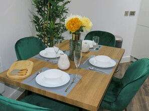 City Apartment | In-room dining